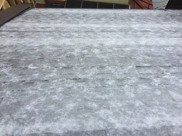 粘着式ルーフィングでカバー